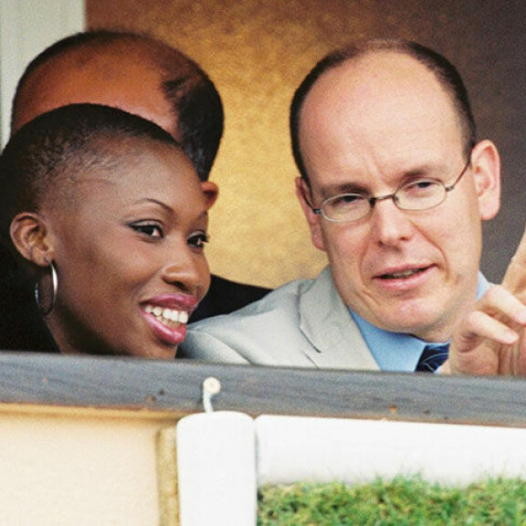 Albert ja Nicole Monte Carlossa tennisturnauksen aitiossa vuonna 2002. Ruhtinas Albert ja Nicole Coste