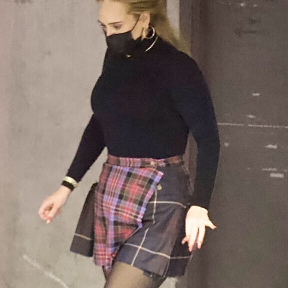 Kultaiset korvakorut välkkyivät, kun hittimestari harppoi heilansa kanssa kohti illanviettoa. Adele