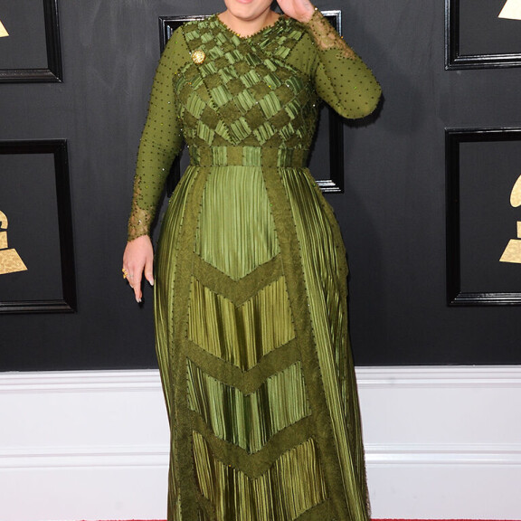 Tässä suosikkilaulaja paistattelee Grammy-gaalan punaisella matolla vuonna 2017. Tuolloin hän voitti vuoden albumin palkinnon. Adele