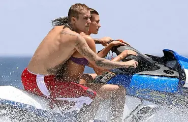 Justin Bieber ja Hayley-rakas kuhertelivat avoimesti Kreikassa – katso kuvat Välimeren vähäpukeisista supertähdistä