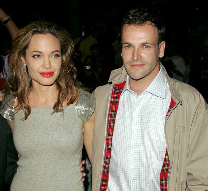 Ennen suurta tähteyttään Angelinalla oli lyhyt avioliitto brittimiehen kanssa. Jonny Lee Miller ja Angelina Jolie