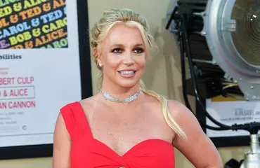 Britney Spearsin nakuilu vain yltyy: uusi yläosaton video säikäyttää - fanitkin huolestuivat! Katso video ja kuvat!