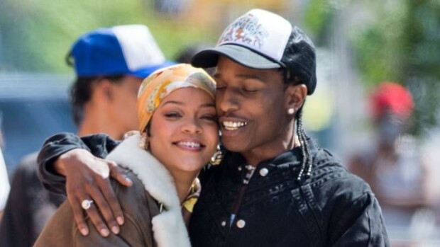 Superparin sutinaa! Keväällä suhteensa vahvistaneet Rihanna ja Asap Rocky kaulailivat avoimesti kadulla – katso paljonpuhuvat kuvat rakastavaisista! Rihanna ja Asap Rocky