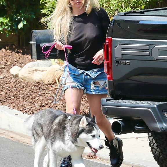 Avril Lavignen seksikäs kyläilytyyli: läpinäkyvä paita varasti huomion - antoisat kuvat! Avril Lavigne