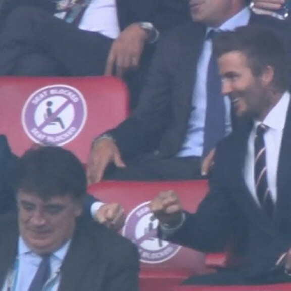 Jalkapallon EM-finaaliyleisö vilisi kansainvälisiä julkimoita! Tom Cruise ja David Beckham innostuivat juhlimaan nyrkein, mutta supermalli Kate Mossin tuuletukset vievät voiton - katso kuvat! Tom Cruise David Beckham