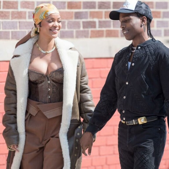 Superparin sutinaa! Keväällä suhteensa vahvistaneet Rihanna ja Asap Rocky kaulailivat avoimesti kadulla – katso paljonpuhuvat kuvat rakastavaisista! Rihanna oli pukeutunut antavaan, korsettityyppiseen toppiin.