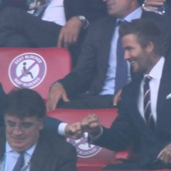 David sai houkuteltua toimintasankarin kanssaan nyrkkitervehdykseen. Tom Cruise David Beckham