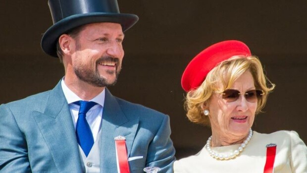 Norjan kruununprinssi Haakon ylistää kuningatar Sonjaa: Äiti teki minusta feministin Haakon ja Sonja