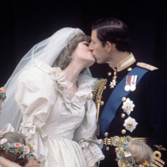 Prinssi Charlesin ja prinsessa Dianan jäätävä avioliitto paljastui valtiovierailulla! Katso Dianan elämän tunnetuimmat kuvat! Prinssi Charlesin ja prinsessa Dianan häät