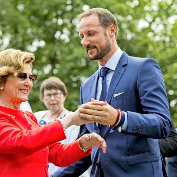 Haakonin suhde äitiinsä on lämmin ja läheinen. Kuningatar Sonja juhlii 4. heinäkuuta 84-vuotissyntymäpäiväänsä. Haakonin suhde äitiinsä on lämmin ja läheinen. Kuningatar Sonja juhlii 4. heinäkuuta 84-vuotissyntymäpäiväänsä.