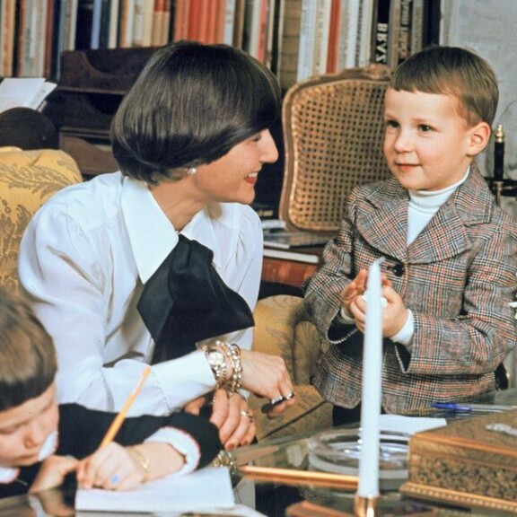 Työkiireistään huolimatta Sonja on ollut läsnä oleva äiti. Kuva on vuodelta 1977. Työkiireistään huolimatta Sonja on ollut läsnä oleva äiti. Kuva on vuodelta 1977.