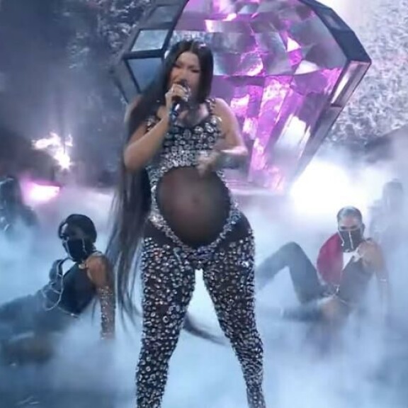 Cardi B esiintyi sunnuntaina BET-gaalassa vauvavatsaansa esitellen. Cardi B esiintyi sunnuntaina BET-gaalassa vauvavatsaansa esitellen.