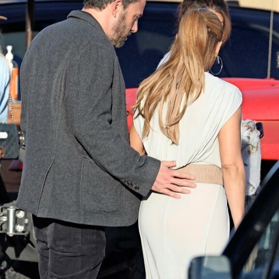 Kaksikon oli vaikea pysyä erossa toisistaan, vaikka kymmenet silmäparit seurasivat heidän hempeilyään. Kaksikon oli vaikea pysyä erossa toisistaan, vaikka kymmenet silmäparit seurasivat heidän hempeilyään.