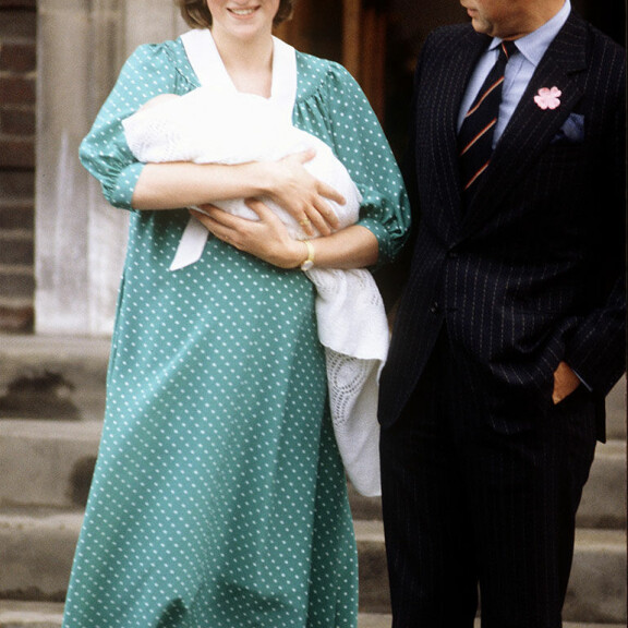 Prinssi Charlesin ja prinsessa Dianan jäätävä avioliitto paljastui valtiovierailulla! Katso Dianan elämän tunnetuimmat kuvat! Prinssi Charles, prinsessa Diana ja prinssi William