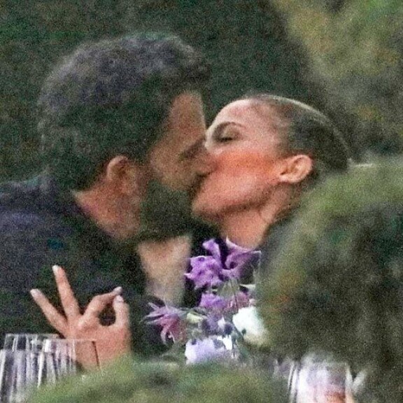 Ben ja J-Lo antautuivat kiihkeään suudelmaan. Ben ja J-Lo antautuivat kiihkeään suudelmaan.