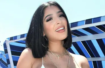 Aikuisviihdetähti Thalia Mcixin muhkea stringipeppu loksauttaa leuat – allasjuhlien porno emäntä lunasti odotukset!