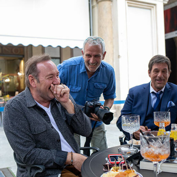 Kevin Spacey sai ensimmäisen roolinsa seksuaalirikosepäilyjen jälkeen - näin avoimesti hän naureskeli Italiassa Kevin Spacey