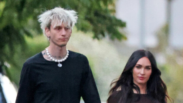 Pariskunta muistuttaa jo toisiaan! Megan Fox kuherteli räppäripoikaystävänsä kanssa valmistujaisjuhlissa – katso kuvat yhteensopivista rakastavaisista! MGK ja Megan