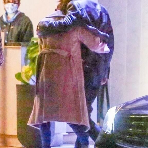 Jennifer ja Ben eivät malttaneetpitää käsiään irti toisistaan. Jennifer ja Ben eivät malttaneetpitää käsiään irti toisistaan.