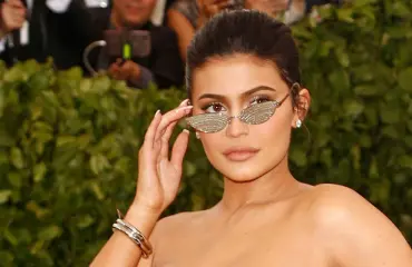 Kuuman kosteaa katsottavaa! Kylie Jennerin persikkainen pyrstö täysin märkänä: katso bikinikuvat!