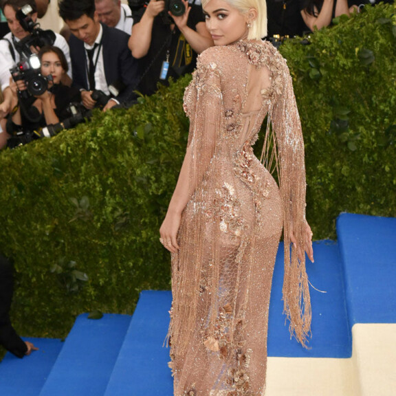 Kuuman kosteaa katsottavaa! Kylie Jennerin persikkainen pyrstö täysin märkänä: katso bikinikuvat! Kylie Jenner