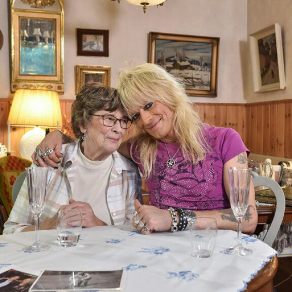 Äiti oli tuonut aikoinaan pojalleen mustikkapiirakkaa Lontooseen artistin muistin mukaan. Michael monroe ja äiti