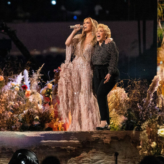 Vau, mikä mamma! Jennifer Lopez lauloi hottisäitinsä kanssa tuutulaulun suurelle yleisölle - supertähden geeniperimä selvisi 11