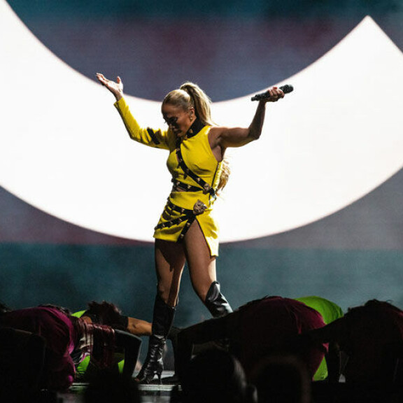 Vau, mikä mamma! Jennifer Lopez lauloi hottisäitinsä kanssa tuutulaulun suurelle yleisölle - supertähden geeniperimä selvisi 5