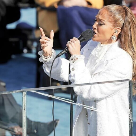 Maailman kauneimmaksi tituleerattu tähti ei tunnu löytävän elämän kestävää rakkautta. Maailman kauneimmaksi tituleerattu tähti ei tunnu löytävän elämän kestävää rakkautta.