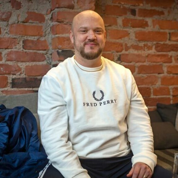 Pyhimys eli Mikko Kuoppala; tunnetaan soolouransa lisäksi  rooleistaan yhtyeissä Teflon  Brothers ja Ruger Hauer. Tänä  keväänä Pyhimys tähditti The  Voice of Finland -sarjaa. Pyhimys eli Mikko Kuoppala  tunnetaan soolouransa lisäksi  rooleistaan yhtyeissä Teflon  Brothers ja Ruger Hauer. Tänä  keväänä Pyhimys tähditti The  Voice of Finland -sarjaa.