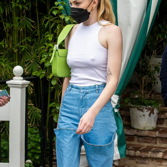 Mikä namupala! Game of Thrones -tähti Sophie Turner, 25, edusti läpinäkyvässä valkoisessa pikkutopissa lounastreffeillä - antavat kuvat! Sophie Turner