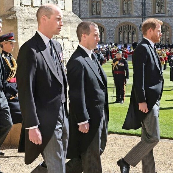 Arvomerkit eivät mahtuneet alttarille, hevosvaunut jäivät ilman kuljettajaa – huomasitko näitä yksityiskohtia prinssi Philipin hautajaisissa? William ja Harry