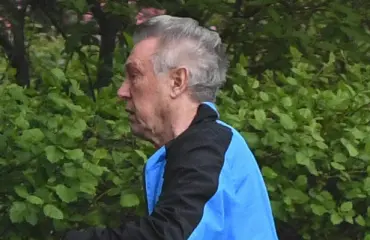 Muuttopuuhissa?! Plastiikkakirurgi Rolf Nordström, 71, laittoi hihat heilumaan – paparazzikuvat!