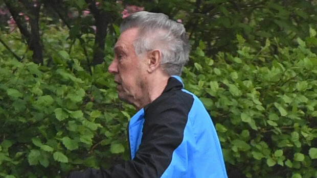 Muuttopuuhissa?! Plastiikkakirurgi Rolf Nordström, 71, laittoi hihat heilumaan – paparazzikuvat! Rolf Nordström oli muuttopuuhissa.