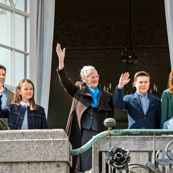 Joachim on katkera siitä, että isoveli Frederik on saanut häntä enemmän äidillistä huomiota ja rakkautta. Joachim on katkera siitä, että isoveli Frederik on saanut häntä enemmän äidillistä huomiota ja rakkautta.