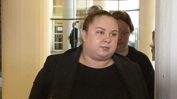 Henna Kalinaisen puukotusjuttu: päätös hovista ehkä jo ennen juhannusta: 'En halua kommentoida asiaa' Henna Kalinainen oikeudessa