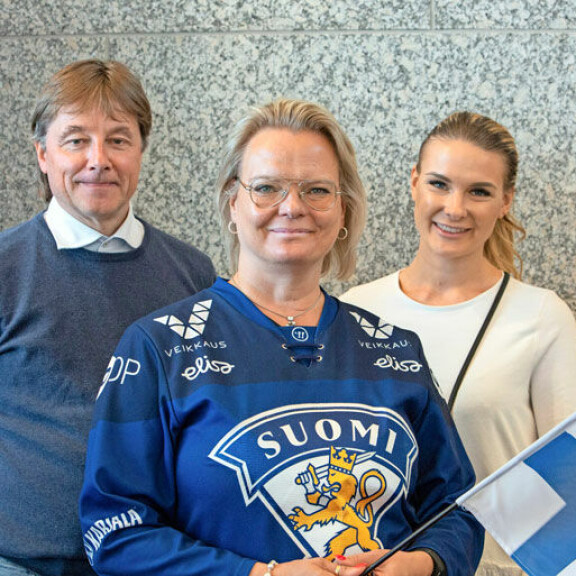 Lentokentällä vastassa olivat isäpuoli Tommi Grönlund, äiti Christa Grönlund ja sisko Chira Lankinen. Lentokentällä vastassa olivat isäpuoli Tommi Grönlund, äiti Christa Grönlund ja sisko Chira Lankinen.