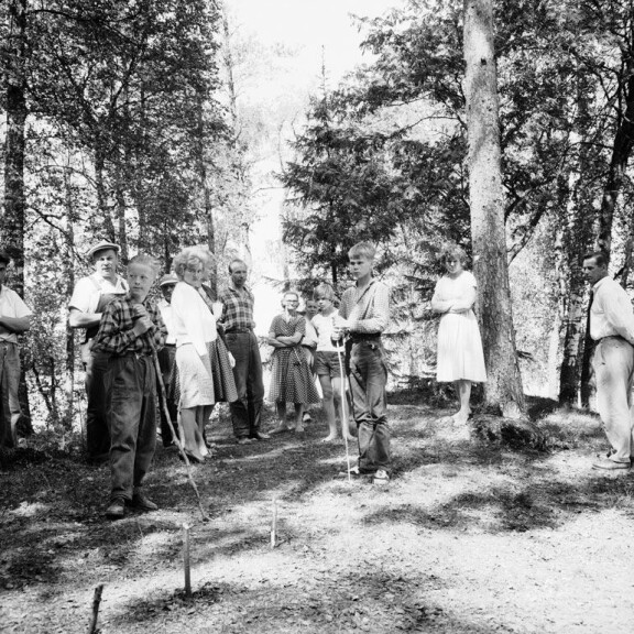 Kolmoismurhan tapahtumapaikka oli espoolaisten uteliaisuuden kohteena helluntaina 1960. Vainajien haudat avattiin dna-näytteiden ottoa varten 2004. Kolmoismurhan tapahtumapaikka oli espoolaisten uteliaisuuden kohteena helluntaina 1960. Vainajien haudat avattiin dna-näytteiden ottoa varten 2004.