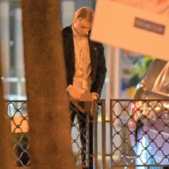 Kaapoa eivät Bratislavan kaduilla pörränneet paparazzit haitanneet, vaan hän lorotteli muina miehinä puistoon pitkät pissat.  Kaapoa eivät Bratislavan kaduilla pörränneet paparazzit haitanneet, vaan hän lorotteli muina miehinä puistoon pitkät pissat.Kaapoa eivät Bratislavan kaduilla pörränneet paparazzit haitanneet, vaan hän lorotteli muina miehinä puistoon pitkät pissat.