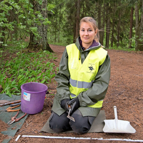 Taika-Tuuli Kaivo käy läpi maastoa kohdasta, jossa nuoret surmattiin telttaan 59 vuotta sitten. Taika-Tuuli Kaivo käy läpi maastoa kohdasta, jossa nuoret surmattiin telttaan 59 vuotta sitten.