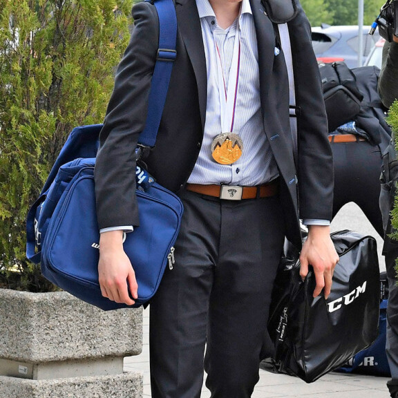 Väsyneen näköinen Kaapo hoiperteli mestaruuden jälkeisenä aamuna Leijonien bussiin ja suuntasi Bratislavan lentoasemalle. Väsyneen näköinen Kaapo hoiperteli mestaruuden jälkeisenä aamuna Leijonien bussiin ja suuntasi Bratislavan lentoasemalle.