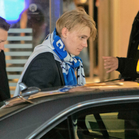 Helsingin ravintola Teatterista maailmanmestari poistui ennen kahta. Samaan taksiin hyppäsi oma äiti. Helsingin ravintola Teatterista maailmanmestari poistui ennen kahta. Samaan taksiin hyppäsi oma äiti.