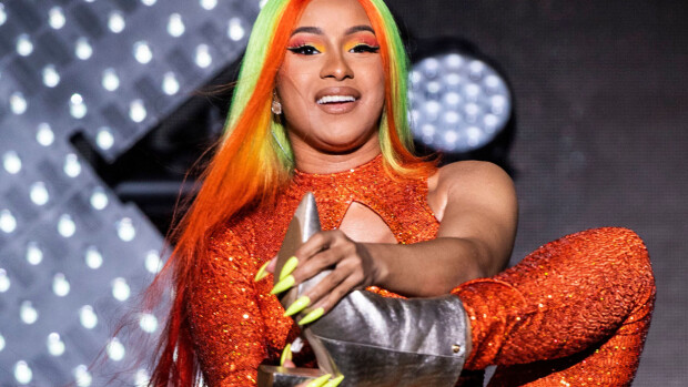Ensin strippausvideo rumilla sanoilla - nyt nakuna promokuvassa! Cardi B todella rakastaa alastonta itseään! Cardi B