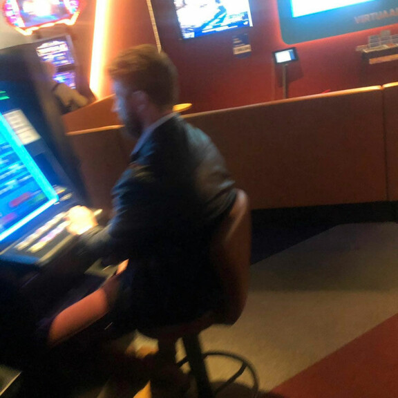 Pelihimo iski! Bachelor-Joni ravasi pelikoneen ja raha-automaatin välillä – kuva! Bachelor-Joni pelasi pelejä.