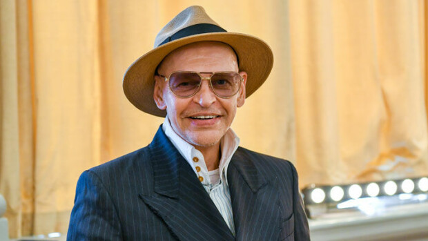 Vakuutukset edelleen maksamatta! Tanssiguru Jorma Uotinen törttöili taas urheiluautonsa kanssa – kuva! Jorma Uotinen hämmensi liikenteessä.