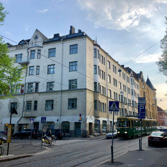 Jukka ja Chachi viihtyvät Suomen-vierailullaan Helsingin Ullanlinnassa sijaitsevassa kerrostaloasunnossa. Jukka ja Chachi viihtyvät Suomen-vierailullaan Helsingin Ullanlinnassa sijaitsevassa kerrostaloasunnossa.