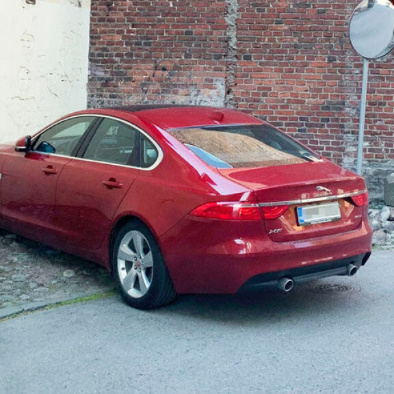 Ei näin! Juhani Tamminen tukki pelastustien ökyautollaan – paljonkertovat kuvat! Juhani Tamminen