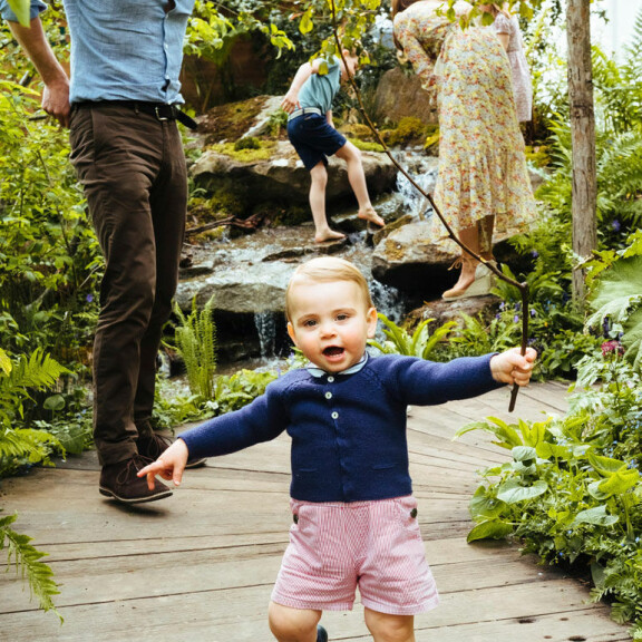Wills-isällä oli tekemistä pitää vuoden vanha Louis poissa tekopurosta. Wills-isällä oli tekemistä pitää vuoden vanha Louis poissa tekopurosta.