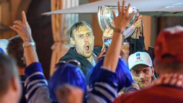 Paparazzikuvat - näin Leijonat juhlivat voittoaan Bratislavan yössä! Mörkö ja pokaali Bratislavassa