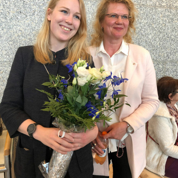 Nina ja Pirjo Mikkola odottavat Nikoa lentokentällä. Sisko ja äiti